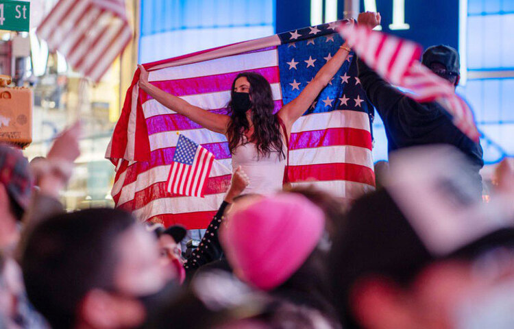 করোনা পরিস্থিতি সামলাতে ব্যর্থ ট্রাম্পের বদলে বাইডেন-হ্যারিস জুটি যে সমর্থ হবেন, সে ব্যাপারে আত্মবিশ্বাসী আমেরিকার ভাবী ভাইস-প্রেসিডেন্ট। আমেরিকা যে নতুন পথে চলতে প্রস্তুত, সে বিষয়েও আশাবাদী কমলা।