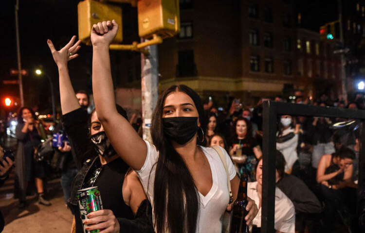 আমেরিকার নির্বাচন বিশ্লেষকদের একাংশের মতে, ট্রাম্পকে ধরাশায়ী করতে বাইডেনের হাতে ৫টি অস্ত্র কাজে এসেছে। তার মধ্যে অন্যতম হল, করোনা পরিস্থিতি সামলানো নিয়ে ২ নেতার দক্ষতা। ওয়াশিংটনের পিউ রিসার্ট সেন্টারের সমীক্ষায় দাবি, এ প্রসঙ্গে ভোটের আগে ট্রাম্পের থেকে ১৭ শতাংশ এগিয়ে ছিলেন বাইডেন।