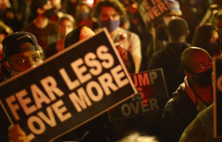 তিনবারের প্রচেষ্টার পর ওভাল অফিসে প্রবেশের সুযোগ পেয়েছেন বাইডেন। অনেকের মতে, কোনো রকম শোরগোল ছাড়াই ডেমোক্র্যাটদের সমর্থনে প্রচার করে যাওয়াটাও বাইডেনকে সাফল্য এনে দিয়েছে। ট্রাম্পের ‘লার্জার দ্যান লাইফ’ ইমেজ বা প্রতিদ্বন্দ্বী সম্পর্কে কটূক্তির পরিবর্তে নিজেদের প্রতিশ্রুতিগুলো ভোটারদের কাছে তুলে ধরেছেন বাইডেন-হ্যারিস। অনেকের মতে, সমাজের বড় অংশের কাছেই তা গ্রহণযোগ্য বলে মনে হয়েছে।