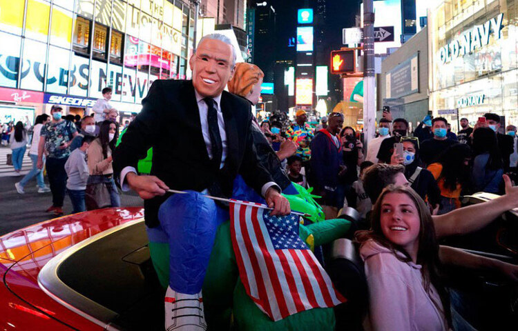 বাইডেনের জয়ের পথে কাজে এসেছে প্রতিষ্ঠান বিরোধী হাওয়াও। ৪ বছরে মেরুকরণের রাজনীতি, সামাজিক বিশৃঙ্খলা, সংখ্যালঘু সম্প্রদায়ের প্রতি বিদ্বেষের মনোভাবের জবাবে বিরোধী পক্ষকে নিজেদের শত্রু না ভাবার বাইডেনের নীতির প্রশংসা করেছেন অনেকেই। ব্যালটের তারই প্রতিফলন ঘটেছে বলে মনে করছেন রাজনৈতিক বিশ্লেষকদের একাংশ।