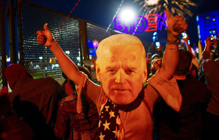 উদারনীতির বদলে মধ্যপন্থার পথ বেছে নেওয়াটাও বাইডেনের জয়ের পথ মসৃণ করেছে বলে মনে করছেন নির্বাচন বিশ্লেষকদের একাংশ। স্বাস্থ্যব্যবস্থায় সরকারি হস্তক্ষেপ বা বিনামূল্যে কলেজ শিক্ষাদানের মতো নীতি বেছে নেননি বাইডেন। এর ফলে সমাজের একটি বড় অংশের কাছে তার গ্রহণযোগ্যতাও বেড়েছে।