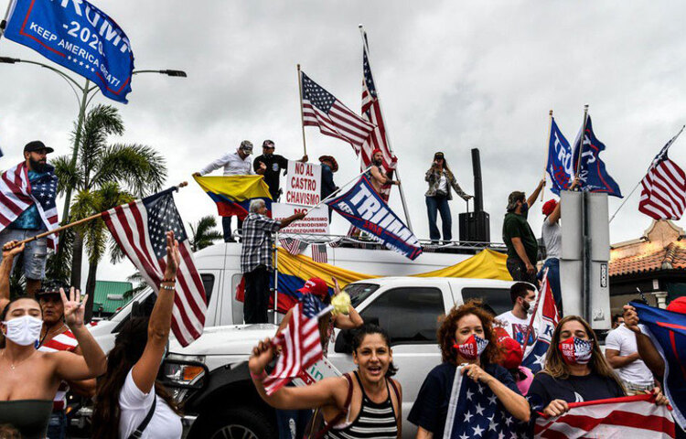 ডোনাল্ড ট্রাম্পের থেকে হোয়াইট হাউস ছিনিয়ে নিলেও বিরোধী পক্ষকে শত্রু ভাবতে নারাজ জো বাইডেন। বরং জেতার পর প্রথম ভাষণেই বিভাজনের রাজনীতিকে দূরে ঠেলে সংঘবদ্ধ হওয়ার অঙ্গীকার শোনা গিয়েছে তার কণ্ঠে। ডেমোক্র্যাটদের নীল বা রিপাবলিকানদের লাল রঙে রাঙানো কতগুলো রাজ্য নয়, আমেরিকাকে অখণ্ড রাষ্ট্র হিসাবেই দেখেন বলেও জানিয়েছেন জোসেফ রবিনেট বাইডেন জুনিয়র।