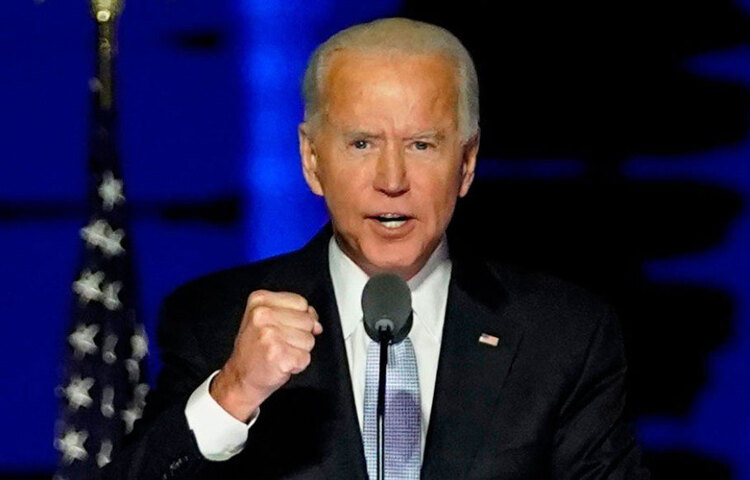 শুধুমাত্র সমর্থকেরাই নন, রানিং মেট হিসাবে একজন মহিলাকে বেছে নেয়ার জন্য বাইডেনের সাহসের তারিফ করেছেন কমলাও।