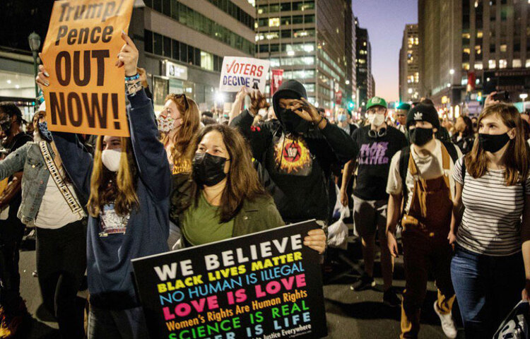 জো বাইডেন-কমলা হ্যারিস জুটির সাফল্যে স্বাভাবিক ভাবেই আত্মহারা হয়েছেন সমর্থকেরাও। সরকারিভাবে ২৭০টি ইলেক্টোরাল কলেজের ভোট পকেটস্থ করার আগে থেকেই আমেরিকার বিভিন্ন প্রান্তে জয়ের আশায় বুক বাঁধতে শুরু করেছিলেন বাইডেন-সমর্থকেরা। পেনসিলভেনিয়ায় সরকারিভাবে জয় ঘোষণার আগেই রাস্তায় নেমেছেন অনেকে। জয়ের পরও দেখা গিয়েছে ওই রাজ্যের ফিলাডেলফিয়ায় পোস্টার হাতে নেমে পড়েছেন সেখানকার নানা সম্প্রদায়ের বাসিন্দা।