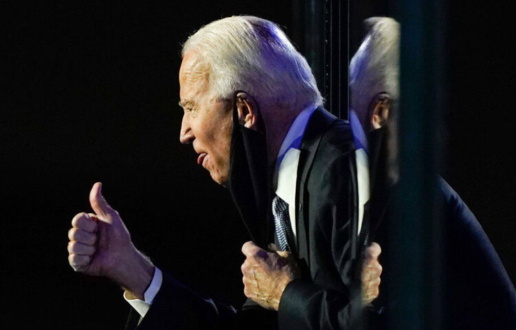 নির্বাচনী ফলাফল নিয়ে ট্রাম্পের বেপরোয়া মনোভাবকে বিশেষ গ্রাহ্যের মধ্যে আনছেন না ডেমোক্র্যাটরা। বিজয়ীর ভাষণ দিতে গিয়ে সমর্থকদের পাশাপাশি মুহূর্তের জন্য হলেও বাইডেনকেও দেখা গিয়েছে হাল্কা মেজাজে।