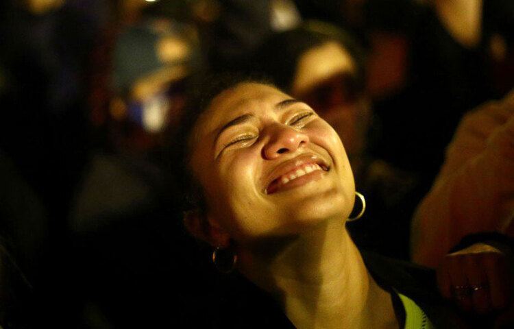 বাইডেন-হ্যারিস জুটি যে আমেরিকাকে নয়া উচ্চতায় নিয়ে যাবে, সে বিষয়ে আত্মবিশ্বাসী বহু সমর্থক। ডেলাওয়্যারে বহু দর্শকের চোখে দেখা গিয়েছে আনন্দাশ্রু।