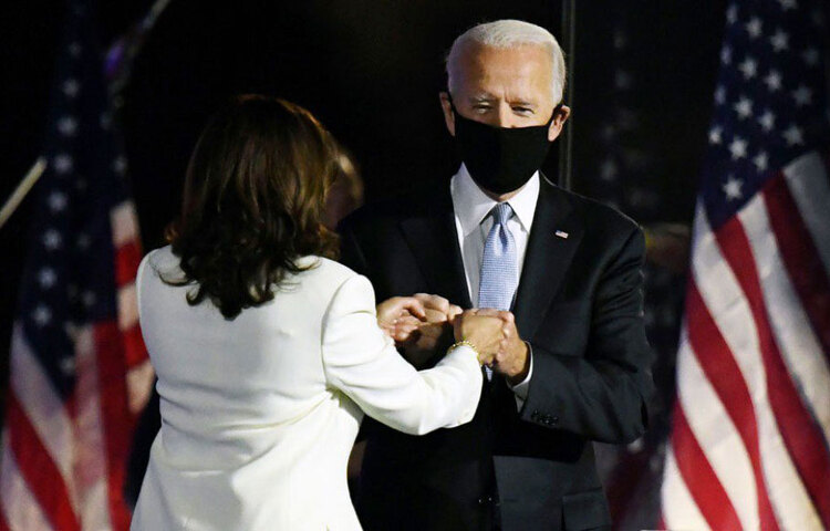 প্রেসিডেন্ট পদে নির্বাচিত হওয়ার পর ভারতীয় সময় রবিবার সকালে প্রথম ভাষণ দিয়েছেন বাইডেন। ডেলাওয়্যারে নিজের শহর উইলমিংটনের মঞ্চে ছিলেন তার জয়ের অংশীদার তথা ভাইস-প্রেসিডেন্টের পদে নির্বাচিত কমলা হ্যারিসও। দীর্ঘ লড়াইয়ের পর নিজেদের লক্ষ্যে পৌঁছনোর আনন্দে যেন সংগীতের ছন্দে তাল মিলিয়েছেন তারা দু’জনা।