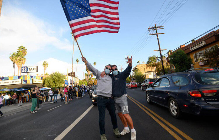 নির্বাচনের প্রচারে বেরিয়ে প্রথম থেকেই আমেরিকার সব মানুষের স্বার্থরক্ষার প্রতিশ্রæতি শোনা গিয়েছে বাইডেন-হ্যারিস জুটির মুখে। তার ফলও পেয়েছেন তারা। দেশের সংখ্যালঘু বিভিন্ন সম্প্রদায়ের ভোটে পেয়েছেন বাইডেন-হ্যারিস। নয়া জুটির সাফল্যে লস এঞ্জেলসের রাস্তায় নেমে পড়েছেন উচ্ছ্বসিত সমর্থকেরা।