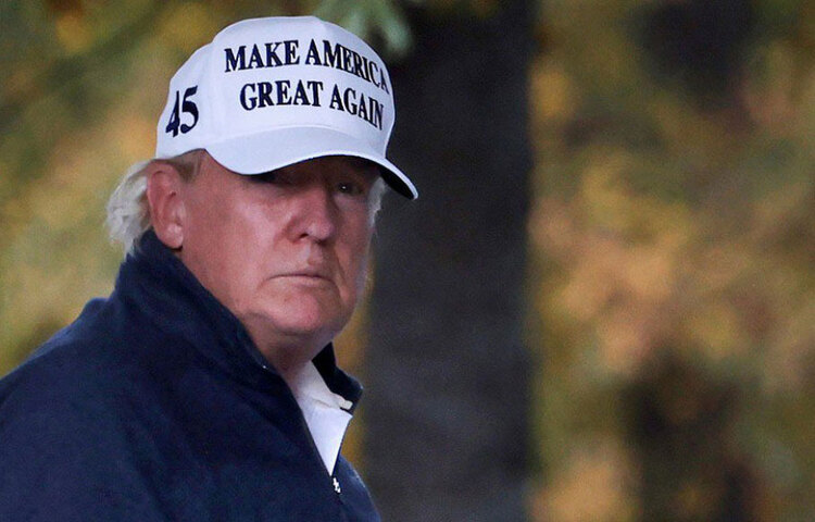 পরাজয়ের পরের দিনই যেন খানিকটা বেপরোয়া মনোভাব ডোনাল্ড ট্রাম্পের। আমেরিকা জুড়ে ডেমোক্র্যাট সমর্থকদের উল্লাসের মাঝেই হোয়াইট হাউসে গল্ফে মেতেছেন তিনি। এই নির্বাচনী লড়াই যে এখনো বাকি, সে বিবৃতিও দিয়েছেন ট্রাম্প।