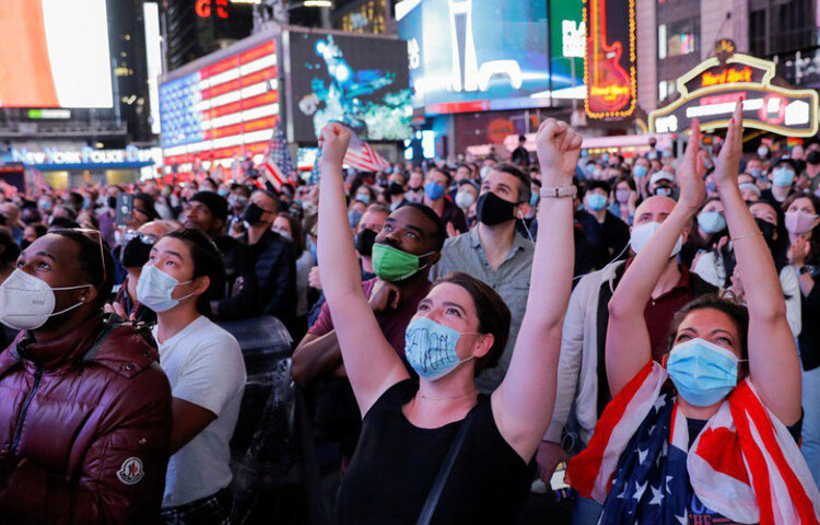 এ দিন বিজয়ীর ভাষণে একে অপরকে ফের একটা সুযোগ দেয়ার কথা শোনা গিয়েছে বাইডেনের মুখে। বিরোধী রিপাবলিকানদের দিকেও হাত বাড়িয়ে দিয়েছেন তিনি। আমেরিকার রাস্তাতেই মিলেমিশে আনন্দে মেতেছেন আম জনতা।
