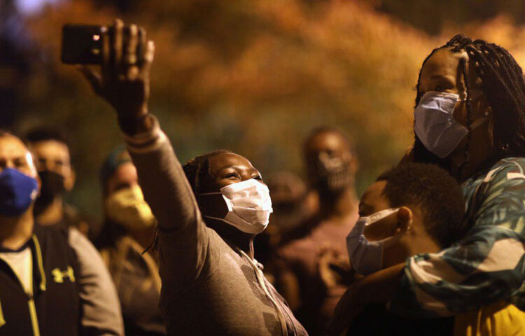 হোয়াইট হাউসের লড়াইয়ে তুঙ্গে ওঠার আগে আমেরিকার মাটিতে ঘটে গিয়েছে শ্বেতাঙ্গ পুলিশের হাতে কৃষ্ণাঙ্গ জর্জ ফ্লয়েডের খুনের ঘটনা। এতে আমেরিকার সমাজে নিহিত বর্ণবৈষম্যের নির্মম সত্য আবার সামনে এসে পড়েছে। গোটা বিশ্বের কাছে উত্তাল করা ওই ঘটনা নিয়ে ট্রাম্পের কণ্ঠে সহানুভূতি বা নিন্দার কোনোটাই শোনা যায়নি। অনেকের মতে, আমেরিকার কৃষ্ণাঙ্গদের সংগ্রামের দীর্ঘ ইতিহাসকেই যেন অবহেলা করা হয়েছে তাতে।