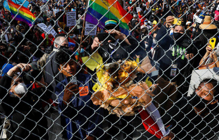 কমলা দেবী হ্যারিসকে ভাইস-প্রেসিডেন্ট পদপ্রার্থী করার মধ্যেই দিয়েই সমাজের একটি বড় অংশের কাছে যেন বার্তা দিতে চেয়েছেন বাইডেন। ভারতীয় বংশোদ্ভূত-আমেরিকান, এশীয়, হিসপ্যানিক, অভিবাসী অথবা এলজিবিটি সম্প্রদায় সমাজের সকল পক্ষের হয়ে মুখ খুলেছেন বাইডেন-হ্যারিস জুটি।