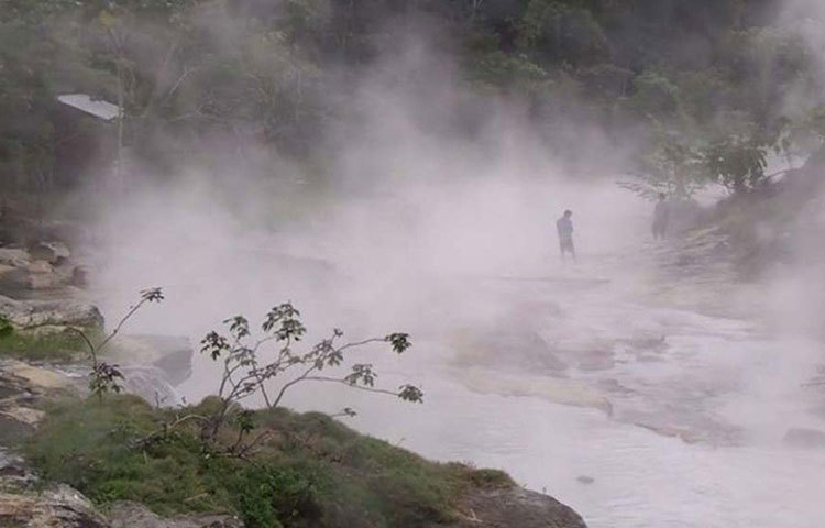 ছয় মাইল লম্বা এই নদীকে চারদিক থেকে ঘিরে রেখেছে ঘন গাছের সবুজ প্রাচীর। নদীর সর্বোচ্চ গভীরতা ১৬ ফুট পর্যন্ত। উষ্ণ প্রস্রবণের মতো নিজের খেয়ালেই সে বেরিয়েছে পাথরের চাঁইয়ের ফাঁক দিয়ে। তারপর নিজের যাত্রাপথ শেষ করে সে মিশে গিয়েছে আমাজনের সঙ্গে।