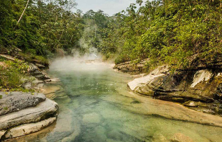 তা হলে এই নদীর পানি ফুটন্ত হল কী করে? আন্দ্রে ও তার সহকারী গবেষকদের মত, এর কারণ ভূগহ্বরের তাপমাত্রা। তাদের মতে, পেরুর আমাজন অরণ্যের এই গভীরে শিলাময় ভূ-ভাগে চ্যুতি বা ফাটল অনেক বেশি। সেখান দিয়ে বৃষ্টির পানি প্রবেশ করে ভূভাগের ভিতরে।