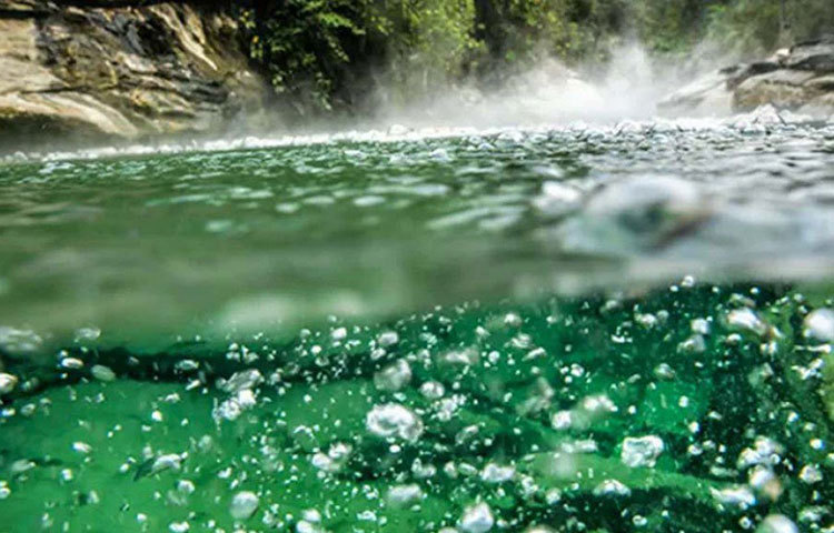 তারপর আবার ওই জলধারা উঠে আসে ভূ-ভাগের উপরে। তখন তার তাপমাত্রা বেড়ে যায় কয়েকশো গুণ। অর্থাৎ জিয়োথার্মাল বা হাইড্রোথার্মাল চক্রের বিক্রিয়াই ফুটন্ত নদীর রহস্য।