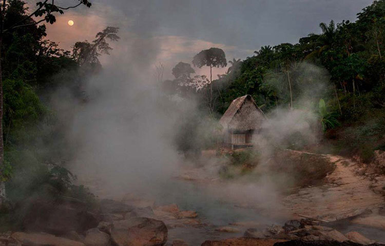 শানায়া টিম্পিসখা নদীর নিকটবর্তী শহর হল পুকালপা। সেখান থেকে শুরু হল আন্দ্রের যাত্রা। দু’ঘণ্টা গাড়িতে, এক ঘণ্টা যন্ত্রচালিত ডিঙির পরে আরও ঘণ্টা খানেক ঘন আমাজনের কাদাপথে ট্রেকিং। তারপরে দেখা মিলল ফুটন্ত নদীর।
