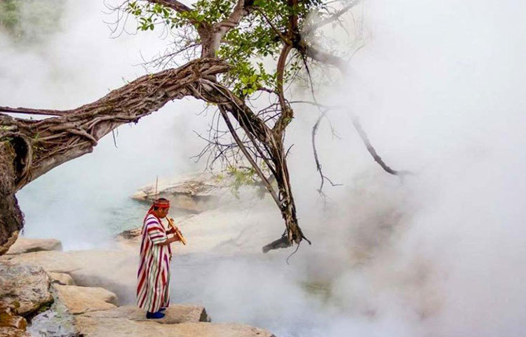 বহু কাঠখড় পুড়িয়ে স্থানীয় পুরোহিত বা শামানকে বোঝালেন আন্দ্রে। অনেক সাধ্যসাধনার পরে মিলল নদীর কাছে যাওয়ার অনুমতি। কিন্তু একা নয়। পুরোহিত তার সঙ্গে দিয়ে দিলেন নিজের প্রতিনিধিকে। তিনি আগাগোড়া আন্দ্রের সঙ্গে থাকলেন।
