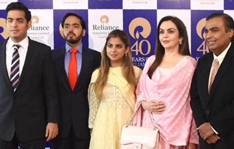 রিলায়্যান্সের মালিক মুকেশ আম্বানী ভারতের সবচেয়ে ধনী ব্যক্তি। আম্বানী পরিবারও ভারতের সবচেয়ে ধনী পরিবার। শুধু ভারতই বা কেন, বিশ্বের প্রথম ১০ ধনী পরিবারের তালিকায় নাম রয়েছে আম্বানীদের।