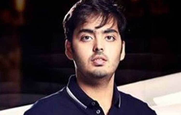 এই নিয়ে অনেক সময়ই সহপাঠীদের কাছে হাসির খোরাকও হতে হয়েছে তাদের। ক্যান্টিনে কিছু কেনার সময় পকেট থেকে ৫ টাকা বার করলেই পাশে দাঁড়িয়ে থাকা সহপাঠীরা হাসাহাসি করত সে সময়।