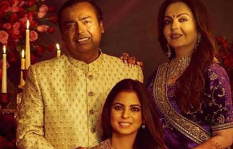 আম্বানীর ছেলেমেয়ে নাকি ভিখারির! এরকম কথাও নাকি শুনতে হয়েছে তাদের। একবার ছোট ছেলে অনন্ত নাকি বাড়ি ফিরে মায়ের থেকে ৫ টাকা পকেটমানি নিতে অস্বীকার করেছিলেন। বদলে ১০ টাকা পকেটমানি দাবি করেছিলেন, এক সাক্ষাৎকারে জানিয়েছেন নীতা আম্বানী।