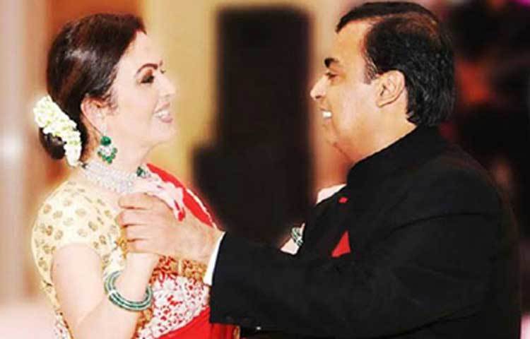 ১৯৮৫ সালে ভারতের সবচেয়ে ধনী পরিবারে বিয়ে হয় নীতা আম্বানীর। বিয়ের ঠিক এক বছর পর নীতা আম্বানী জানতে পেরেছিলেন তার কিছু শারীরিক সমস্যা রয়েছে। যার জন্য তিনি স্বাভাবিকভাবে মা হতে পারবেন না।