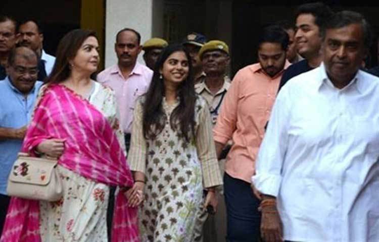 ঈশা এবং আকাশের জন্মের কয়েক বছর পর, ১৯৯৫ সালে আম্বানী পরিবারের ছোট ছেলে অনন্ত আম্বানীর জন্ম হয়।