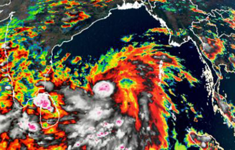 কলকাতাতেও আমফানের প্রভাব পড়তে পারে বলে জানাচ্ছে আবহাওয়া দফতর। কলকাতায় ঘণ্টায় ৭০ থেকে ৮০ কিমি বেগে ঝড় হতে পারে। সঙ্গে ভারী বৃষ্টির পূর্বাভাস রয়েছে। তবে এই সবটাই হচ্ছে আম্ফানের লেজের ঝাপটা। কিন্তু ঘূর্ণিঝড় যখন ভূমি স্পর্শ করবে, তখন তার গতিবেগ কত থাকতে পারে? আয়লা, বুলবুলের মতো আম্ফানেরও সর্বোচ্চ গতিবেগ ঘণ্টায় ১৮০ কি.মি. থাকতে পারে বলে আশঙ্কা।