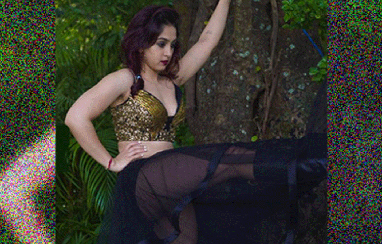 শুধুমাত্র বিশেষ একজনের দৃষ্টি আকর্ষণের জন্য এত উদ্ভট পোশাক! বুঝলেন না তো! কথা হচ্ছে আমির খানের মেয়ে ইরা খানের সম্পর্কে।