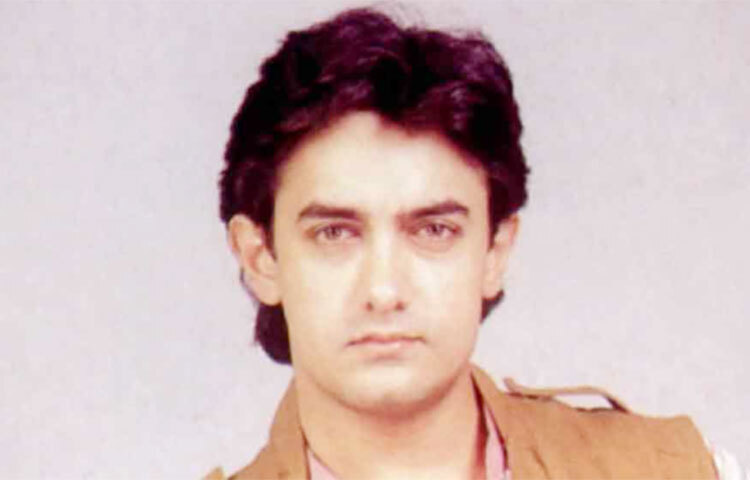 ক্যারিয়ারের শুরুতেই জনপ্রিয়তার জোয়ারে ভাসতে শুরু করেছিলেন আমির। তবে নিজের গাড়ি না থাকায় তার যাতায়াত করতে অসুবিধা হত। তিনি বলেন, প্রথম ছবি করার পর অটো বা বাসে করে যাতায়াত করতাম। তবে এক সময় তা-ও বন্ধ হয়ে গিয়েছিল। সে সময় আমার এক জায়গার যাওয়ার কথা ছিল। তবে যেখানেই যা-ই না কেন, চারপাশে লোকজনের ভিড়। ফলে চাচার কাছ থেকে তার গাড়ি ধার নিয়েছিলাম। ছবি: সংগৃহীত