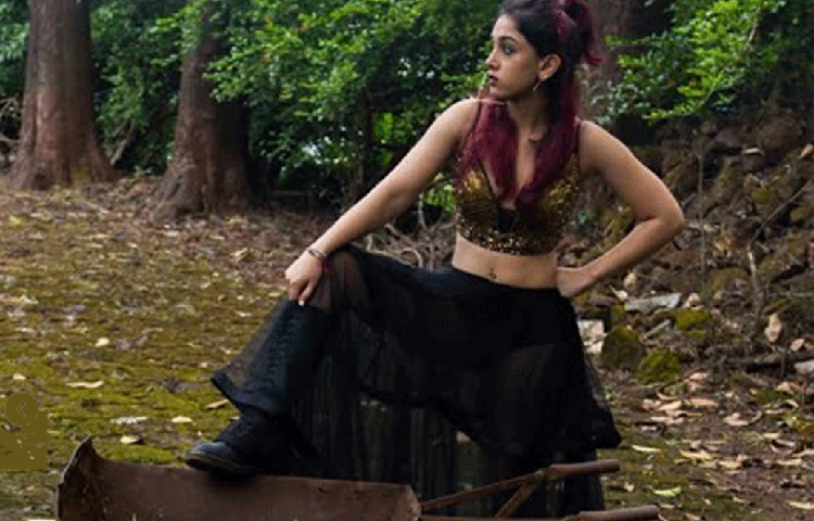 পরিচালনার পাশাপাশি অভিনয়ে পর্দা কবে মাতাবেন ইরা, সেই অপেক্ষাতেই রয়েছেন তার ফ্যানেরা। আপাতত সাহসী ফোটোশুটে ইন্টারনেট মাতাচ্ছেন আমির-কন্যা।