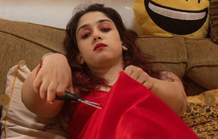 ইনস্টাগ্রামে পোস্ট হওয়া সেই ছবিগুলোর একটিতে অদ্ভুত মেকআপ করেছেন ইরা। একটিতে আবার গাঢ় লাল রঙের পোশাক পরে বিছানায় শুয়ে নিজের পোশাক কাঁচি দিয়ে নিজেই কাটছেন।