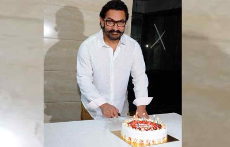 সোমবার নিজের জন্মদিনে ভক্তদের শুভেচ্ছা, ভালোবাসার জোয়ারে ভাসছেন ৫৭ বছরের আমির। জন্মদিনে তার পুরনো কাহিনিও বলেছেন। তাতে রয়েছে আমিরের গাড়ি ধার করার গল্পও। প্রায় দশ বছর আগে একটি সংবাদমাধ্যমে প্রকাশিত সেই পুরনো কথাই ঘুরেফিরে বেড়াচ্ছে। ছবি: সংগৃহীত