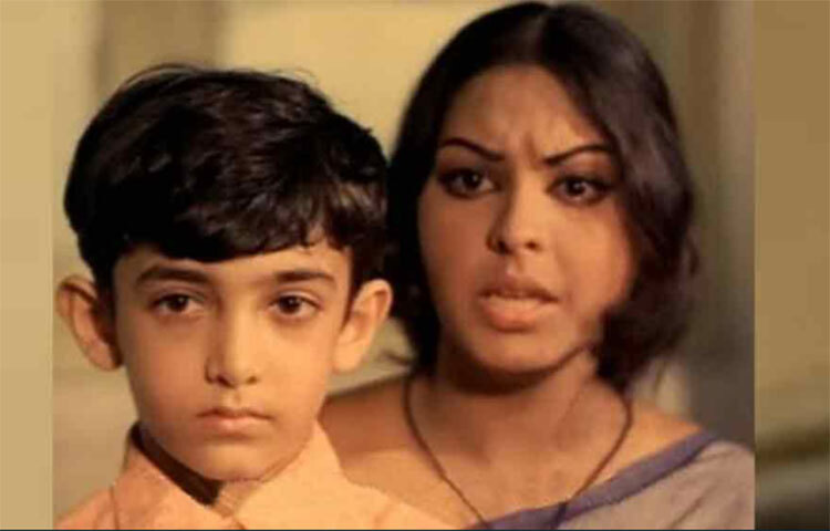 তবে সে গল্প শুরুর আগে আমিরের ছোটবেলায় ফিরে যাওয়া যাক। নায়ক হিসাবে অভিষেকের অনেক আগেই অবশ্য বলিউডের পর্দায় মুখ দেখিয়েছিলেন আমির। তখন তার বয়স মাত্র ১১।