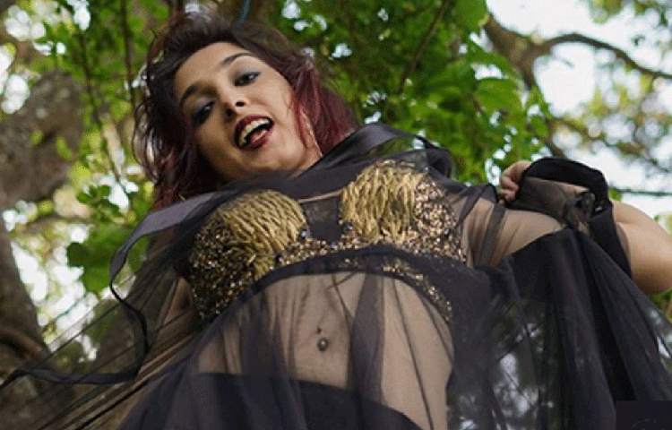 ইরা খানের এই ফটোশুট নিয়ে বিস্তর আলোচনা শুরু হয়েছে। ফটোশুটের ক্যাপশনে ইরা লিখেছেন, ‘যখন আপনার স্টাইলিস্ট ফটোশুটে আসেন না আর আপনি তাকে মিস করেন। আপনি যদি তার দৃষ্টি আকর্ষণ করতে চান, তা হলে এমন বোকা বোকা ছবি তুলে তাকে বিব্রত করুন’।