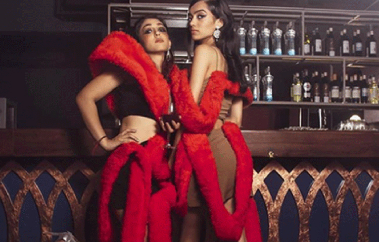 ফটোশুট তারকাদের জন্য খুবই গুরুত্বপূর্ণ। কিন্তু স্টাইলিস্টকে বারবার বলা সত্ত্বেও নাকি তিনি ইরার ফটোশুটে আসছেন না। স্টাইলিস্ট যাতে তার সমস্ত কাজ ফেলে ফটোশুট করেন, তাই এটা ছিল ইরার চাল।