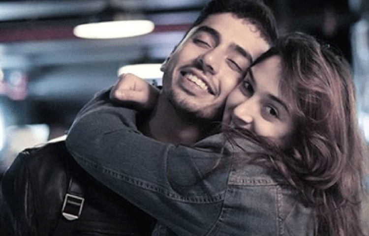 আমির কন্যার বয়স মাত্র ২২ বছর। মুম্বাইয়ে ১৯৯৭ সালে তার জন্ম। সুপারস্টার আমির এবং তার প্রাক্তন স্ত্রী রীনার মেয়ে ইরা। এই ফটোশুটের আগেও শিরোনামে এসেছিলেন তিনি। যখন জানিয়েছিলেন তার প্রেম সম্পর্কে। ইনস্টাগ্রামে তাকে প্রশ্ন করা হয়েছিল, তিনি কি এখন কাউকে ডেট করছেন? উত্তরে তিনি নিজের এবং মিশাল কৃপালনীর ছবি দেন। সেই সঙ্গে ছবিতে ট্যাগও করে দেন মিশালকে।