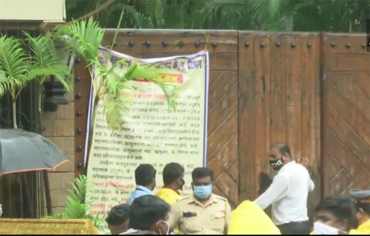 করোনা আক্রান্ত অমিতাভ বচ্চন ও অভিষেক বচ্চন। শনিবারই এখবর টুইট করে জানান তারা। এই মুহূর্তে নানাবতী হাসপাতালে ভর্তি রয়েছেন দুজনেই।