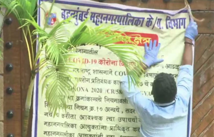 তবে বচ্চন পরিবারের অন্যান্য সদস্যরা সুস্থ আছেন বলেই জানানো হয়েছে। তবে অমিতাভ, ও অভিষেক হাসপাতালে ভর্তি হওয়ার ঠিক পরপরই রবিবার সকাল থেকেই শুরু হয়ে যায় বিগ বি-র বাংলো ‘জলসা’ জীবাণুমুক্ত করার কাজ।