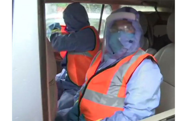 আপাতত তাই বাংলো ‘জলসা’ থেকে বাড়ির কেউ বের হতে পারবেন না। আবার বাইরের কেউ সেখানে ঢুকতেও পারবেন না।