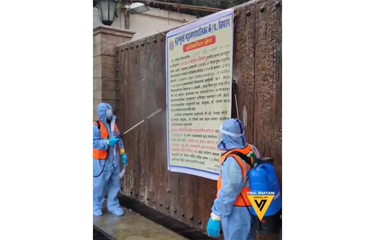 অমিতাভের বাড়ি জীবাণুমুক্ত করছেন পরিচ্ছন্নতাকর্মীরা।