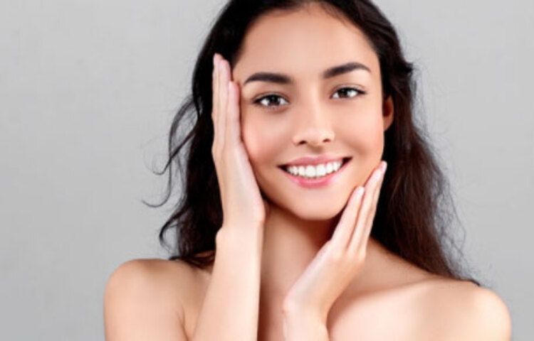 প্রতিদিন সকালে আমলকির রসের সঙ্গে মধু মিশিয়ে খেলে ত্বকের কালো দাগ ছোপ দূর হয়, ত্বক উজ্জ্বল হয়।