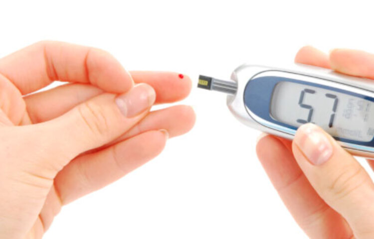 আমলকি ব্লাড সুগার লেভেল নিয়ন্ত্রণে রেখে ডায়াবেটিস প্রতিরোধ করতে সাহায্য করে। কোলেস্টেরলও কমায়।