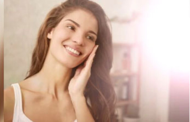 আমলকির রস খেলে ত্বক ও চুলে উজ্জ্বলতা আসে।