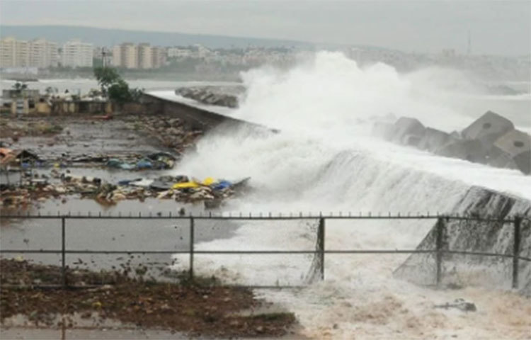 ২০২০ সালের প্রথম ঘূর্ণিঝড় হিসেবে আছড়ে পড়বে আম্ফান। আগামী বুধবার বিকেলের দিকে পশ্চিমবঙ্গের দিঘা এবং বাংলাদেশের হাতিয়ায় এই ঘূর্ণিঝড় আছড়ে পড়তে পারে এই সুপার সাইক্লোন। আম্ফান নামকরণটি করেছে থাইল্যান্ড। কিন্তু ২০২০ সালে আছড়ে পড়লেও আম্ফানের নামকরণ হয়েছিল ১৬ বছর আগে ২০০৪ সালে।