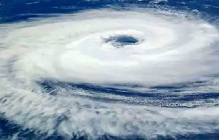 শনিবার ভারতের দিঘার থেকে প্রায় ১২২০ কিলোমিটার দূরে ছিল এই ঝড়ের কেন্দ্রস্থল। সোমবার পশ্চিমবঙ্গের উপর আছড়ে পড়ার সময় এর গতিবেগ ঘণ্টায় ৫৫ থেকে ৬৫ কিলোমিটার থাকতে পারে, যা পরবর্তীতে ৮৫ থেকে ৯০ কিলোমিটার পর্যন্ত হতে পারে।