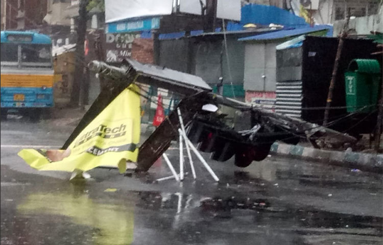 কলকাতাসহ ভারতের গোটা দক্ষিণবঙ্গ জুড়ে বাড়ছে ক্ষয়ক্ষতির পরিমাণ।