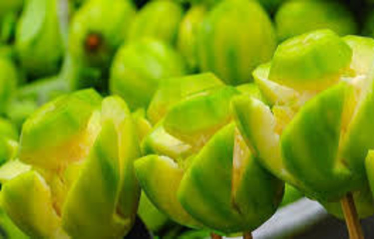 বিশেষজ্ঞরা বলেন, মৌসুমি ফল খেলে শরীর সুস্থ থাকে। দামি ফল আপেলের চেয়ে আমড়ায় প্রোটিন, ক্যালসিয়াম ও আয়রনের পরিমাণ বেশি।