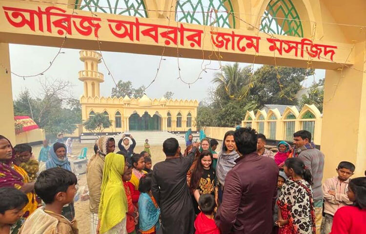অনন্তের স্ত্রী চিত্রনায়িকা বর্ষার গ্রামের বাড়ি সিরাজগঞ্জের শাহাজাদপুরে এ মসজিদ নির্মাণ করা হয়েছে এ মসজিদ। ছবি: সংগৃহীত
