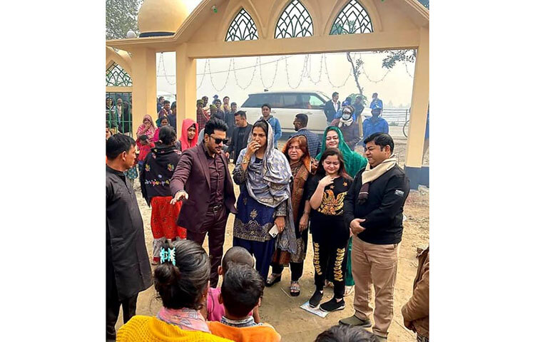গতকাল শুক্রবার (১১ ফেব্রুয়ারি) এই তারকা দম্পতি মসজিদটি উদ্বোধন করেন। একই সঙ্গে গ্রামবাসীর মধ্যে তারা খাবার বিতরণ করেন। ছবি: সংগৃহীত