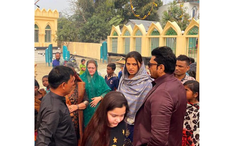 এ প্রসঙ্গে অনন্ত জলিল জানান, মসজিদটির নির্মিত হয়েছে গত বছর। তবে নতুন বছরের বেশ কিছু সময় তুরস্কে ছিলেন তিনি। তাই সেখানে থেকে ফিরেই দুই ছেলে ও স্ত্রীকে নিয়ে মসজিদটির উদ্বোধন করতে যান। ছবি: সংগৃহীত